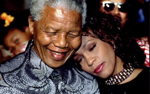 Cantora Whitney Houston morre aos 48 anos (Atualização pág. 3) - Página 2 Mandela-whitney_2136960i